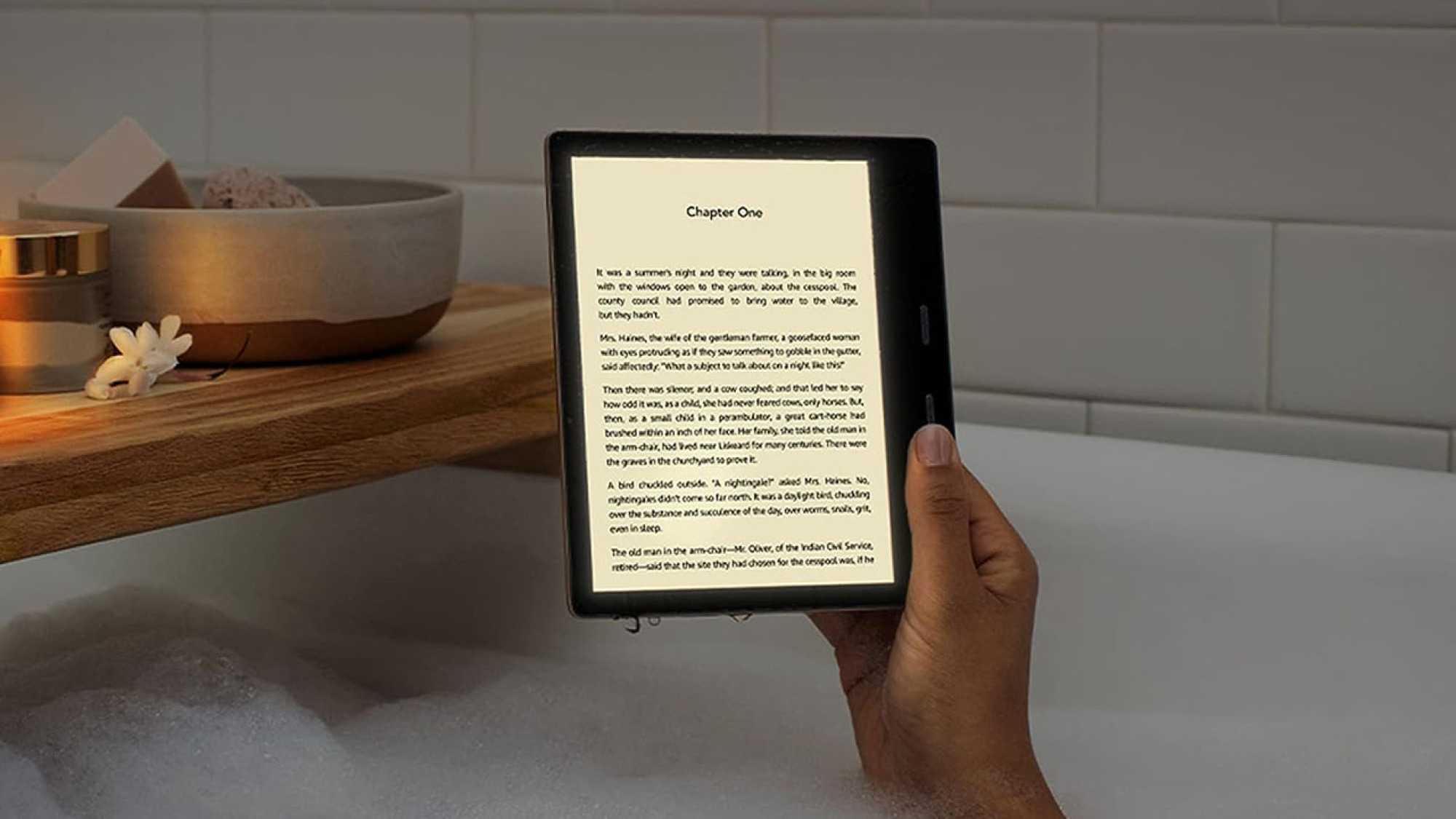 Человек, использующий Kindle Oasis