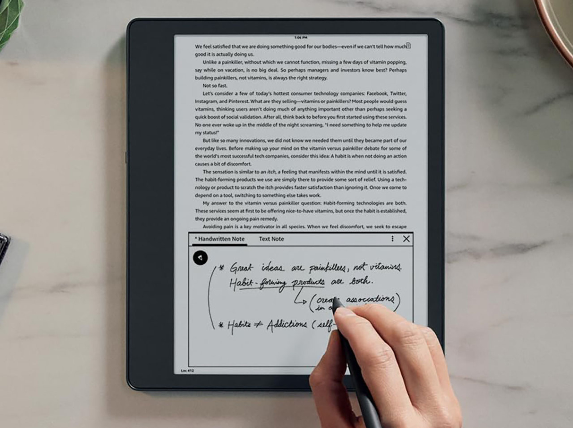 Человек пишет Kindle Scribe