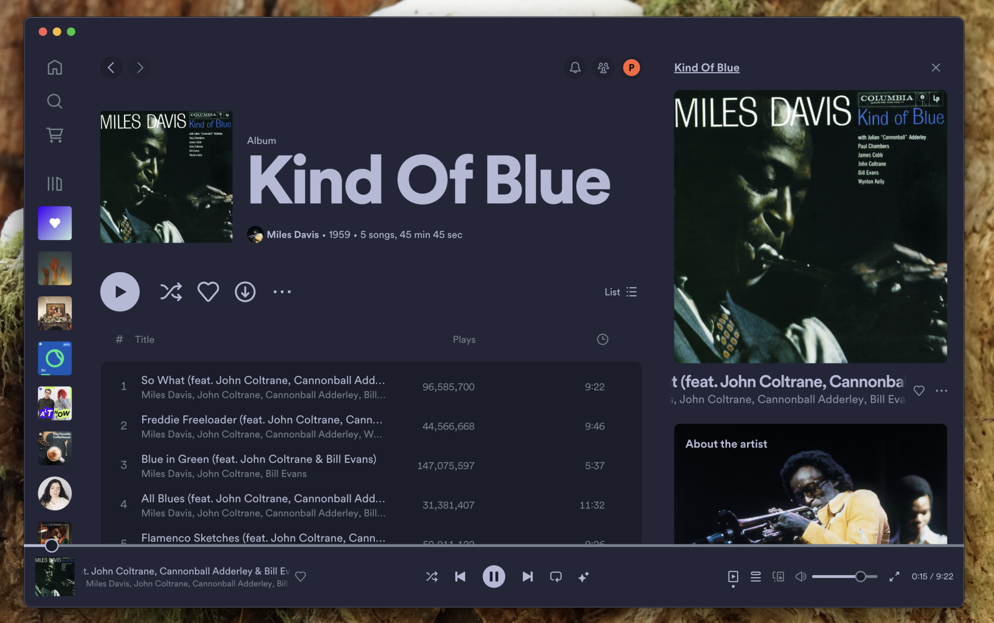 Скриншот Spotify с синей темой играет «Kind of Blue» Майлза Дэвиса» /> <span class=