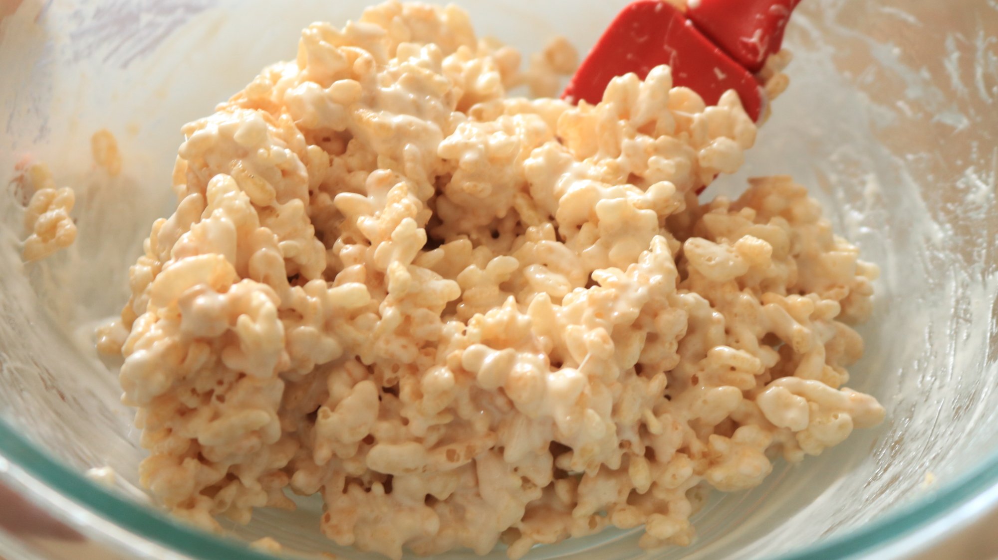 Маленький горсть смеси Rice Krispies Treat в миске». /> <span class=