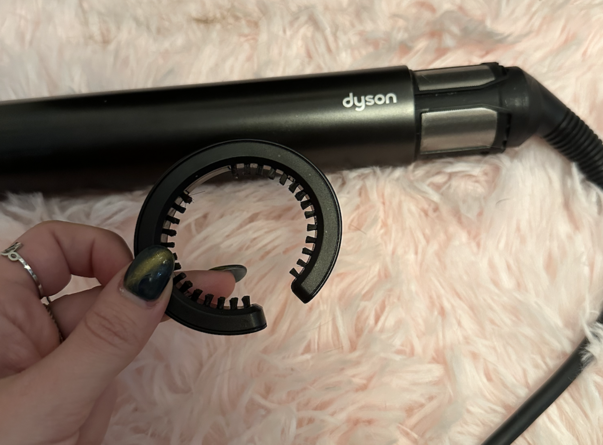 A Dyson Airwrap кисть для очистки