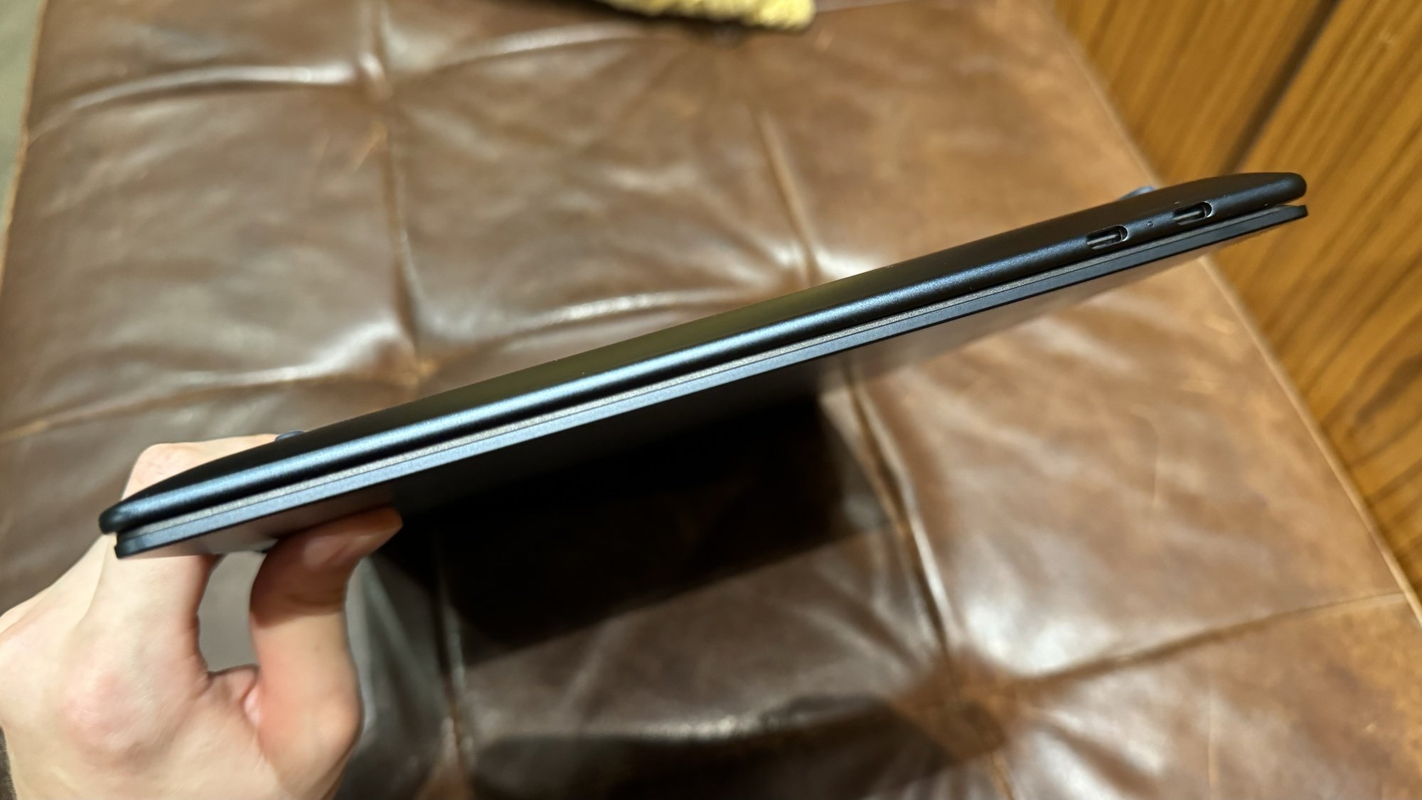 Lenovo Yoga Slim 7x сбоку