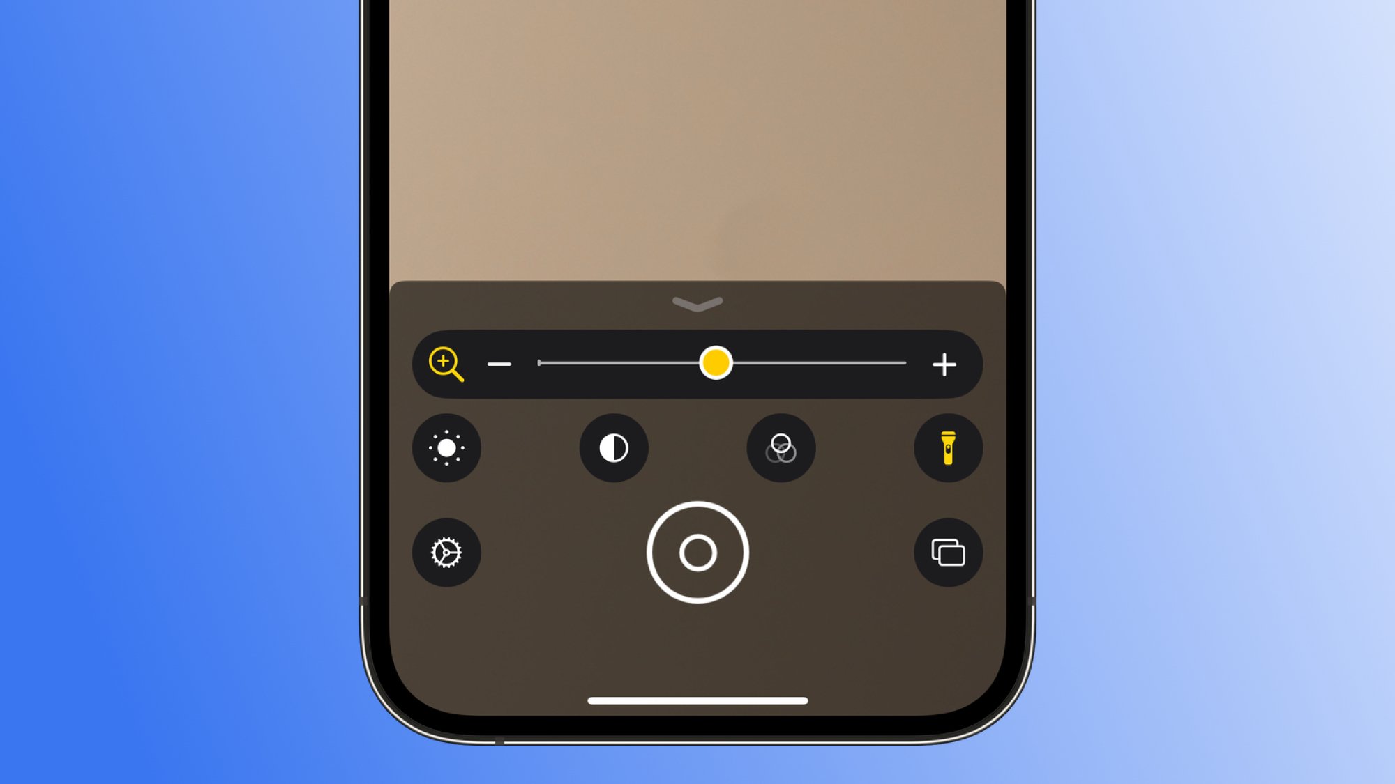 Снимок экрана iPhone на синем градиентном фоне, показывающий приложение лупы.